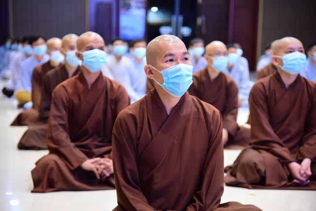 Taking comments to complete recording visual images in the rain season retreat